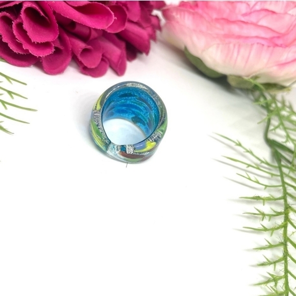 VINTAGE⚜️RETRO Colored Spun Glass Wide Ring Size 6 - Picture 3 of 6